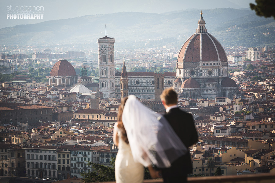 029-bride-groom-looking-to-the-florence-dome-wedding-portrait