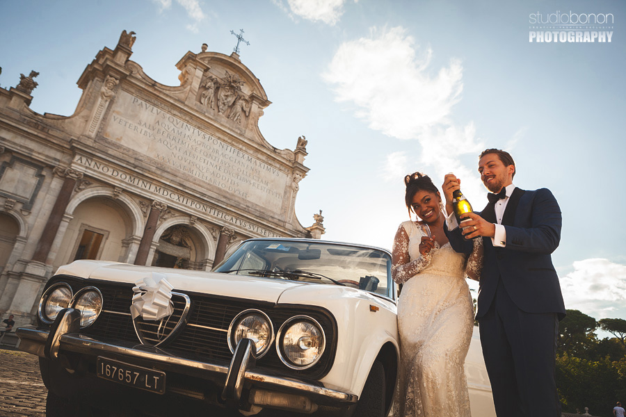 031-bride-groom-alfa-romeo-champagne-fun-wedding-in-rome