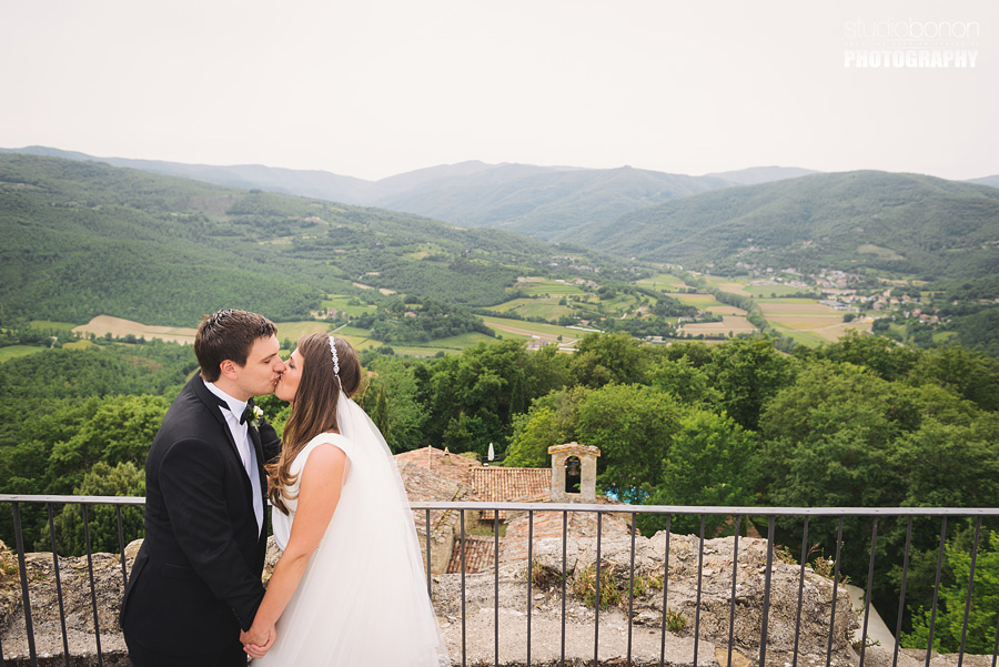 045-bride-groom-wedding-in-tuscany-borgo-san-biagio-portrait-panorama
