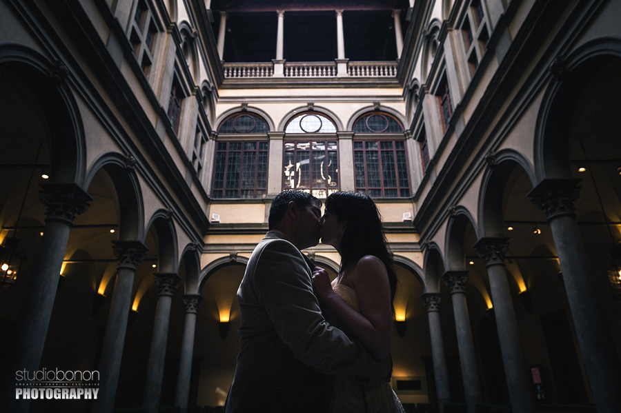 027-engagement-in-florence-palazzo-strozzi-love-kissing
