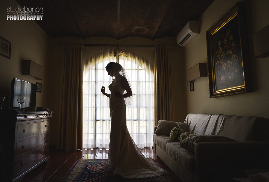 016-bride-getting-ready-tuscany-with-dramatic-light-love-her