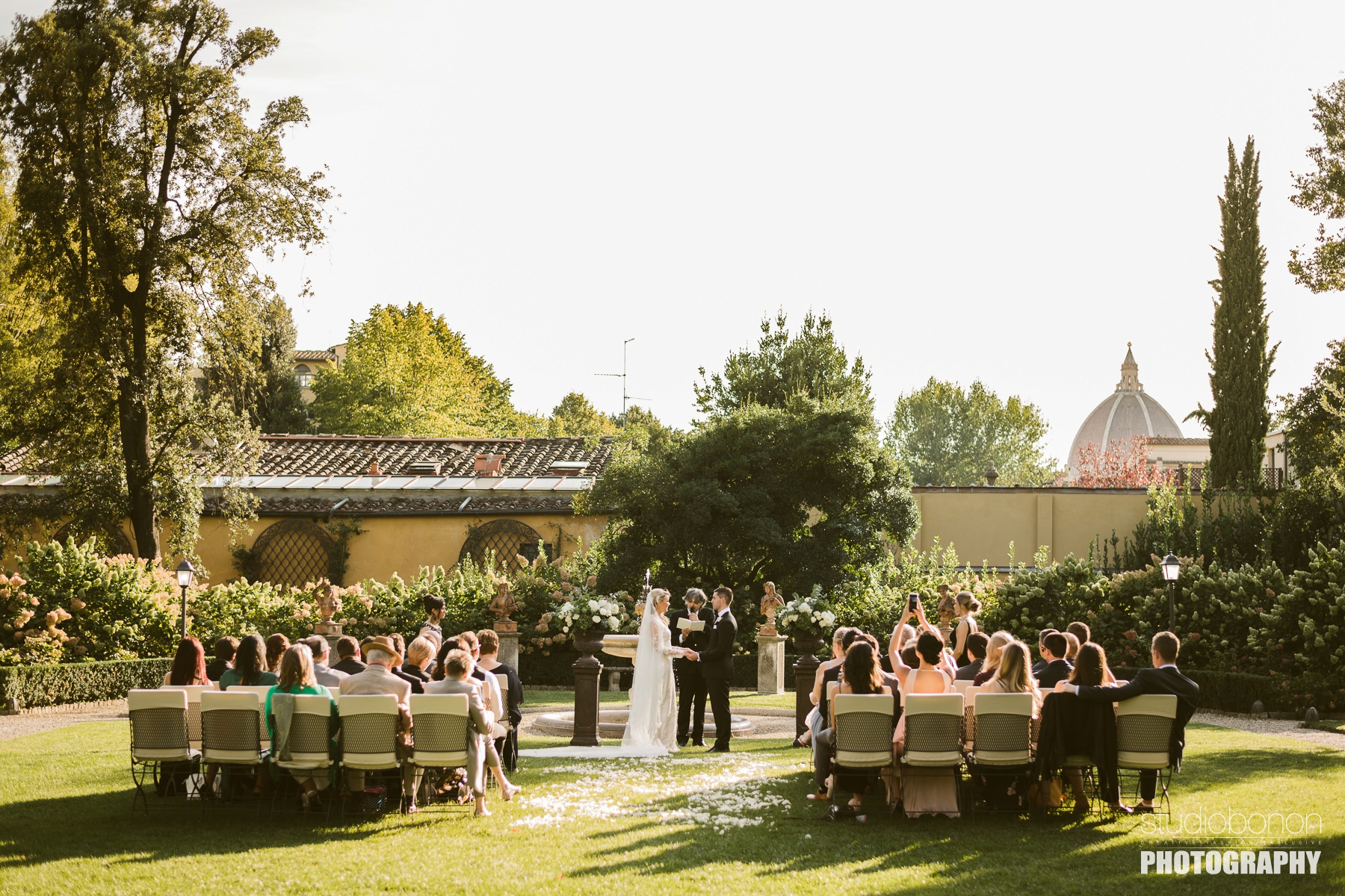 Unforgettable outdoor ceremony at Hotel Four Seasons Florence into the Gherardesca garden park