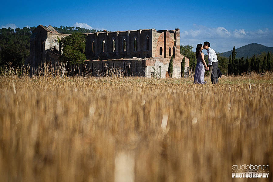 Engagement photography in Tuscany countryside
