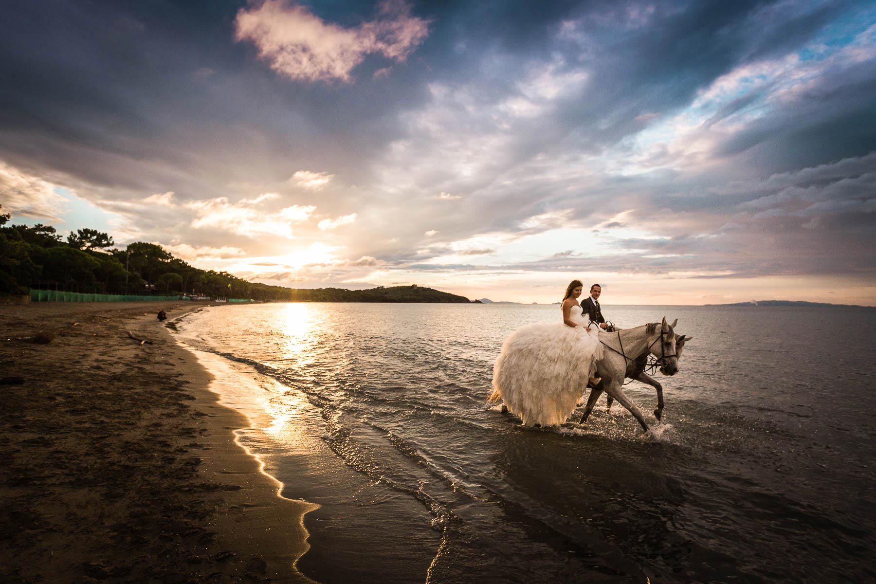 Trash the dress experience in Tuscany with horses